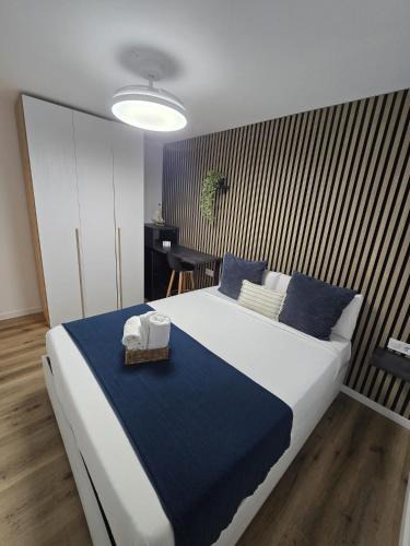 Cornella de Llobregat House | Private Rooms Easy Access to Airport & City Center