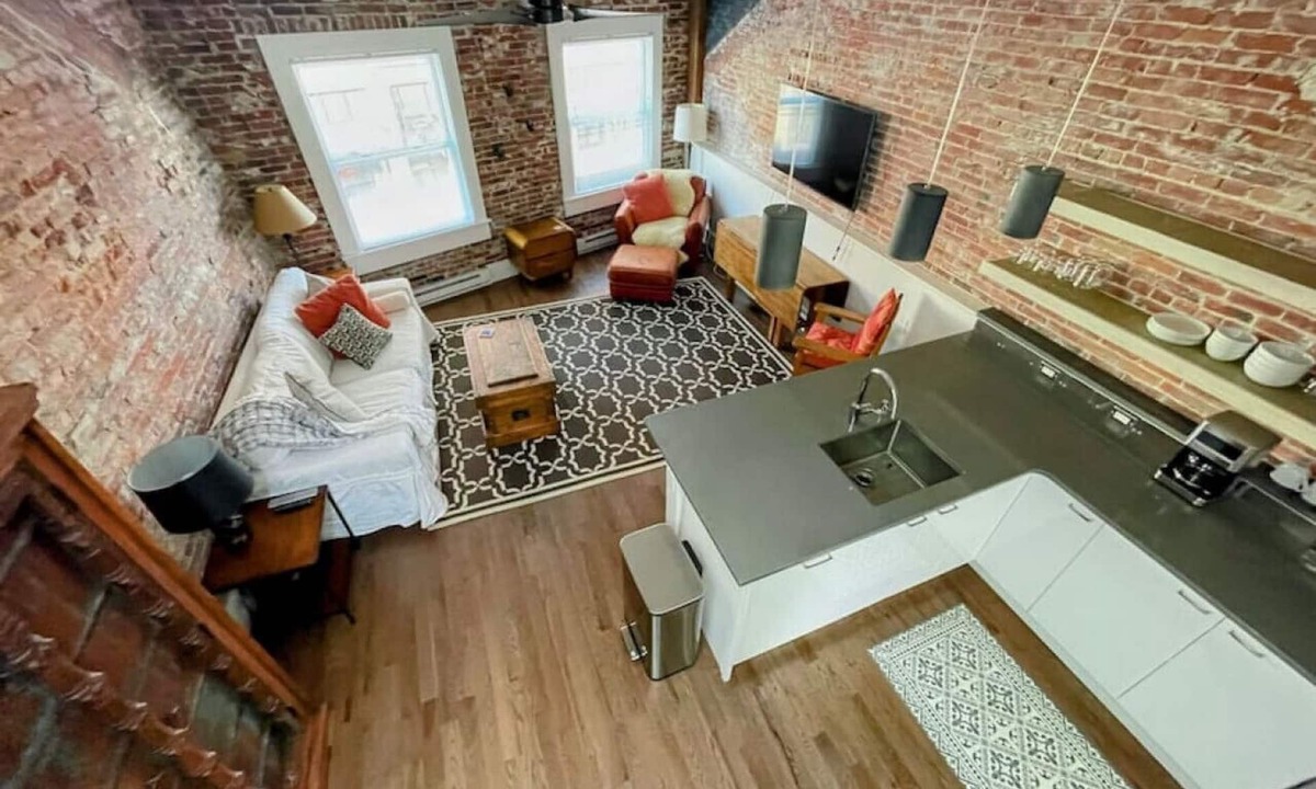 Old Port Apartment | Private Rooftop Deck!/Artsy Apt/Old Port Arts Dist