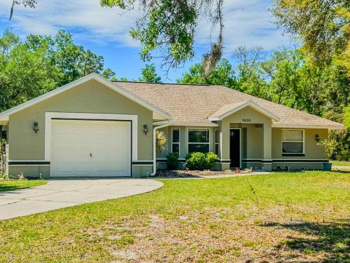 Crystal River House | Private Room at Crystal River Retreat with Salt Water Pool