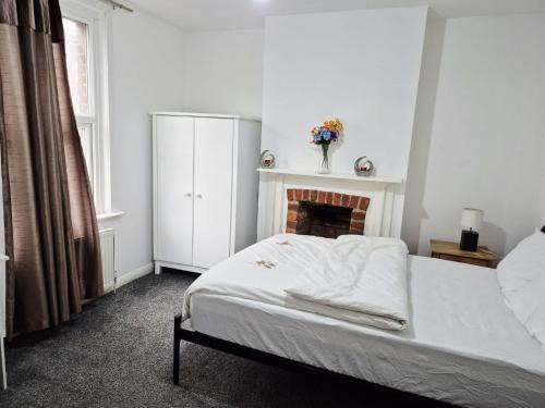 Rushmoor District House | Private Room, closer to train station
