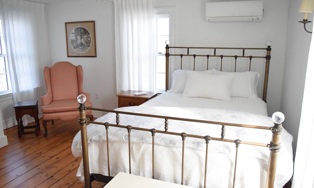 Stonington Bed & Breakfast | Private Room E at Dragonfly Inn