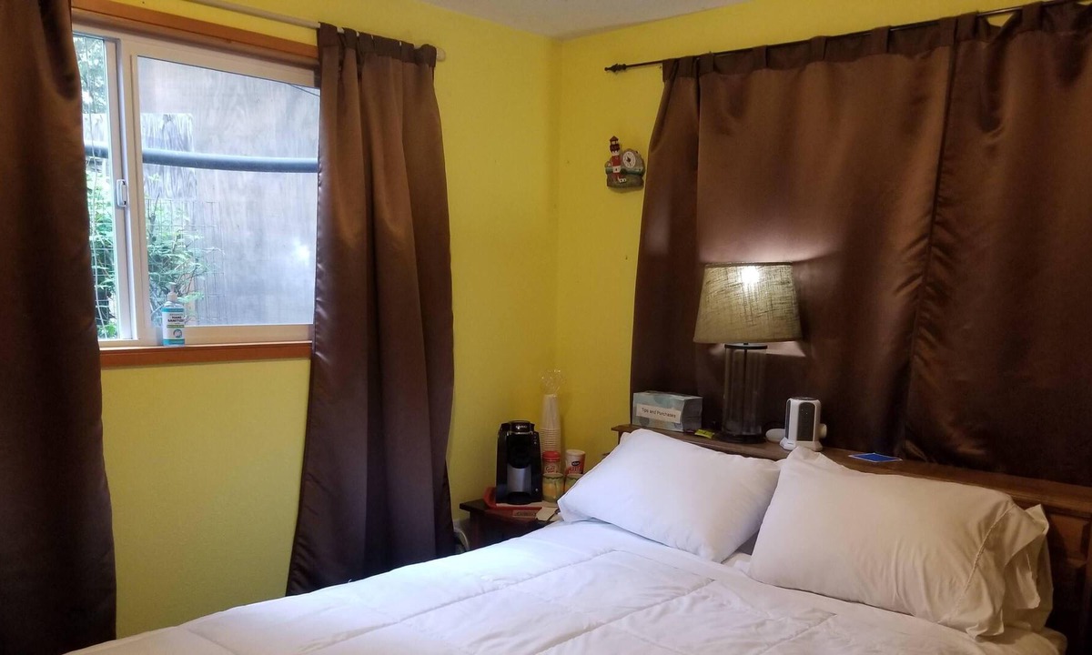 Nordland House | Private room/entrance, shared bathroom