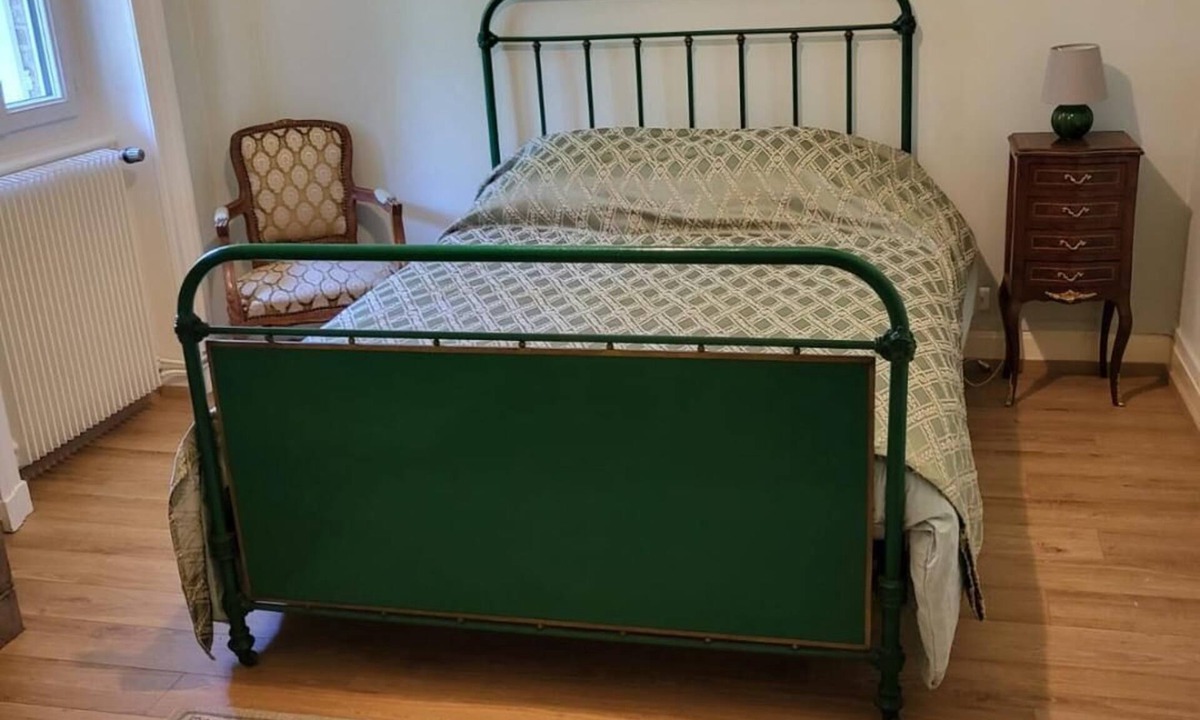 Saint-Just-d'Avray Bed & Breakfast | Private room with shower and washbasin