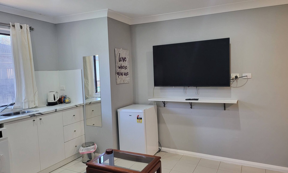 Windsor Ski Chalet | Private Room in Charming Windsor with WiFi, AC, Washing Machine, Kitchenette