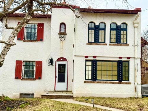 Downtown Syracuse House | Private Room Queen Bed Shared Common Spaces Upstate Medical Crouse Carrier Dome