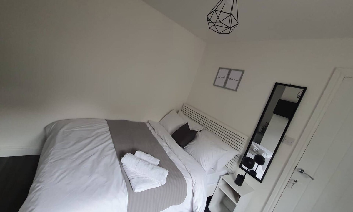 Erdington House | Private Room, Sleeps 2 with Ensuite & Parking
