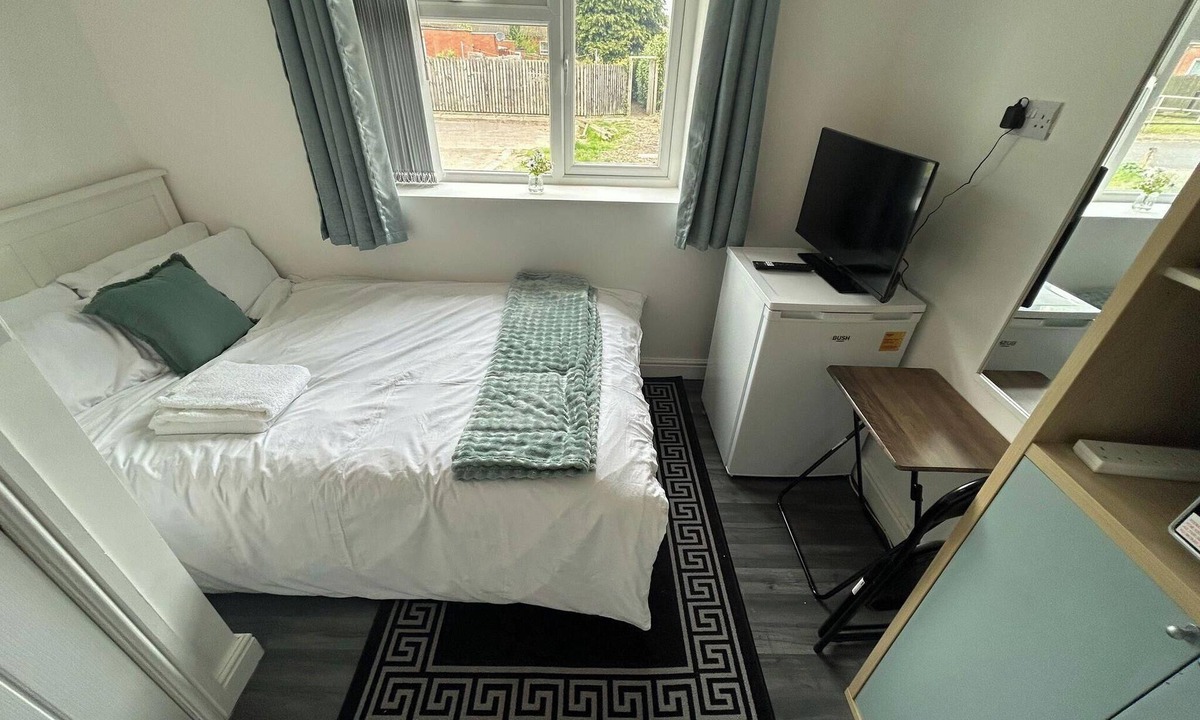 Erdington Apartment | Private Room, Sleeps 2 with Ensuite & Parking