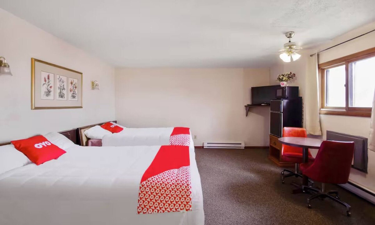 Cheyenne Wells Hotel | Private Room w/2 Full Beds + Flat-Screen TV + Essentials