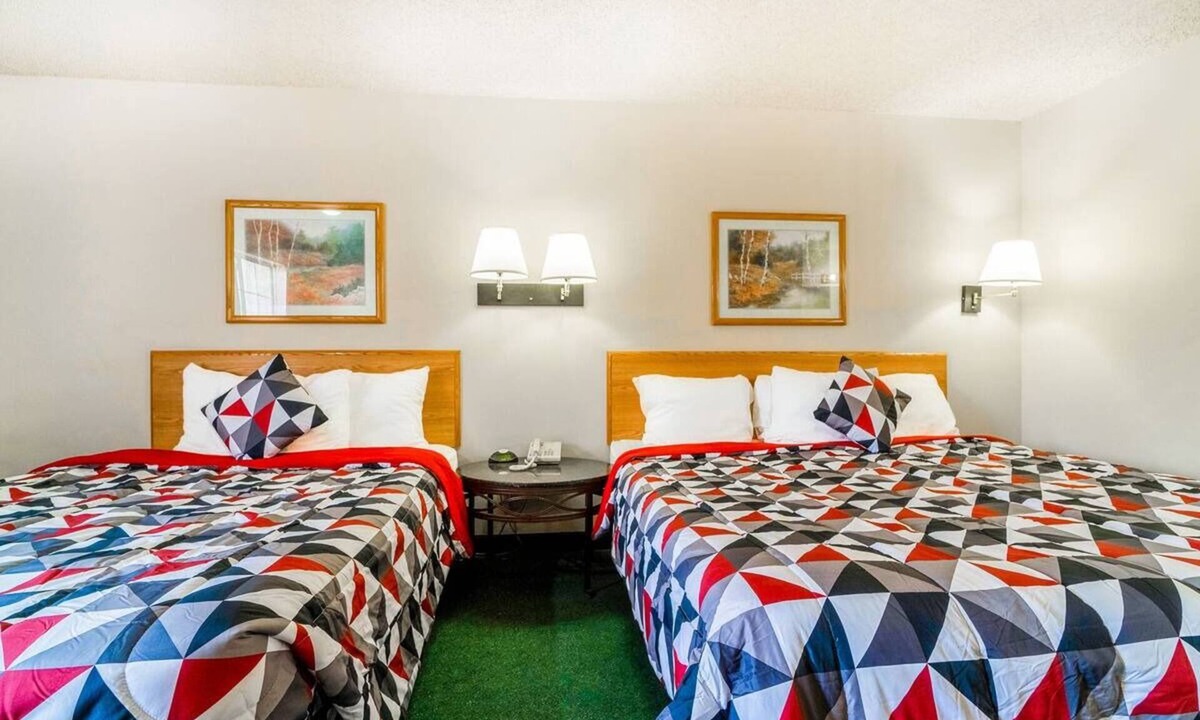 Texhoma Hotel | Private Room w/King Bed + Desk – Easy Parking for Road Trippers