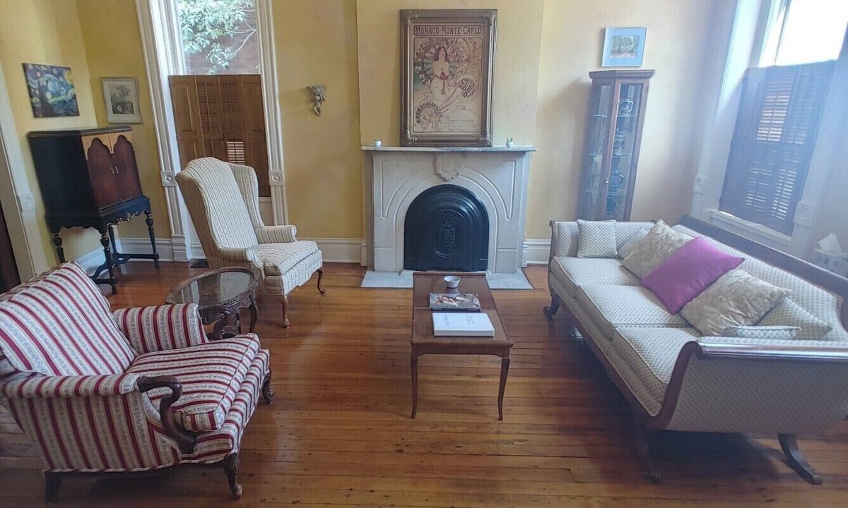 Lafayette Square Apartment | Private room w/living area and private ensuite bathroom