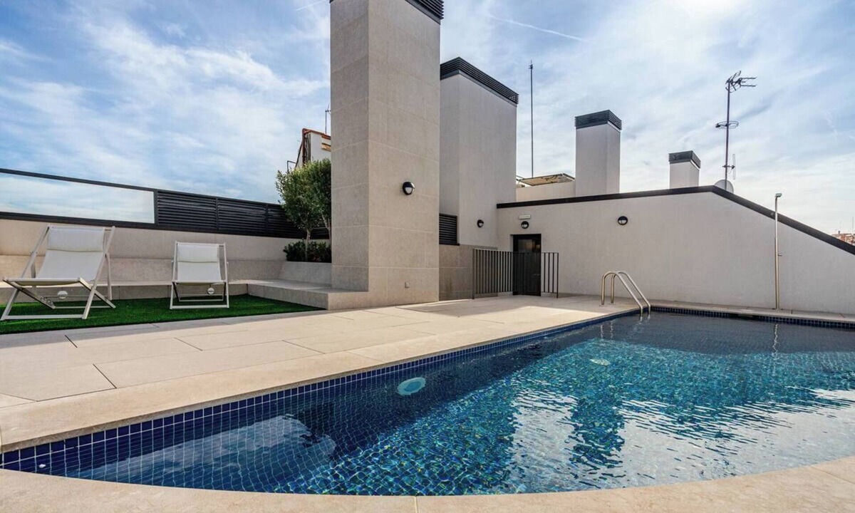 El Guinardo Bed & Breakfast | Private Room with A/C & Rooftop