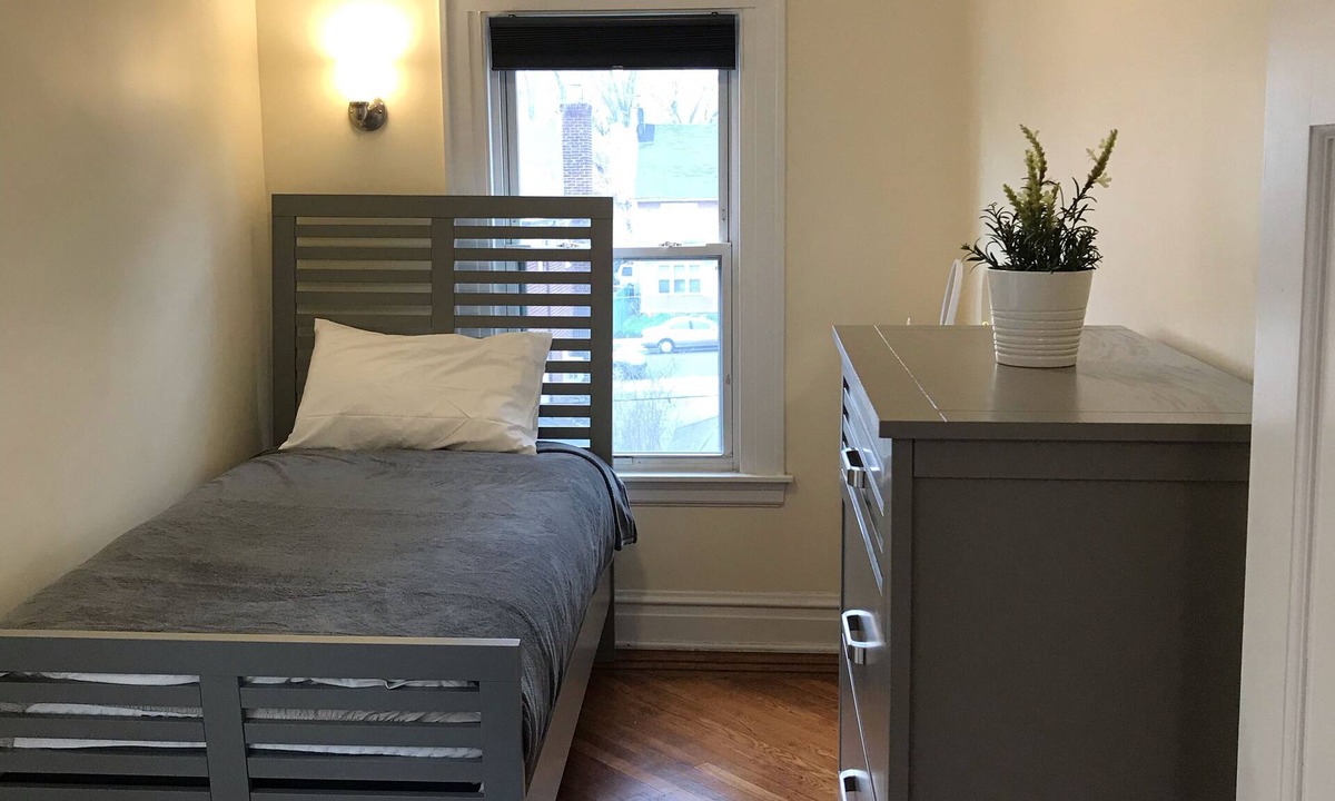 Queens House | *Private room with New Modern Furniture and Comfortable Mattress