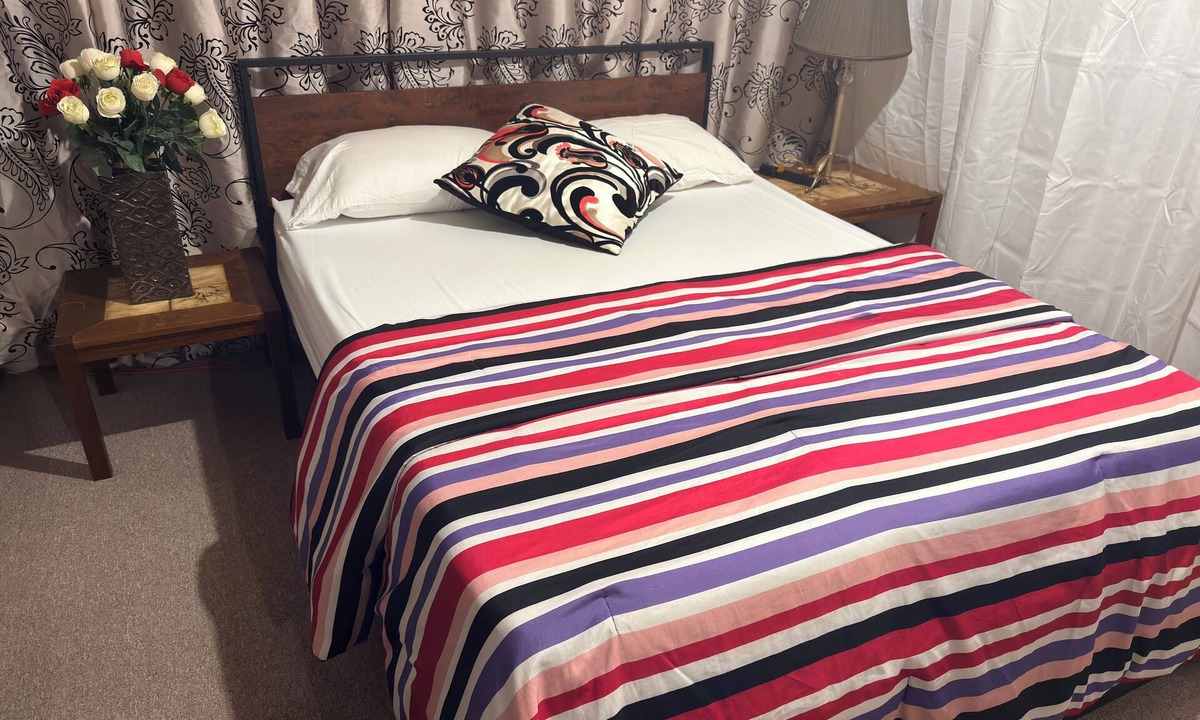 London Apartment | Private Room with Queen Size Bed