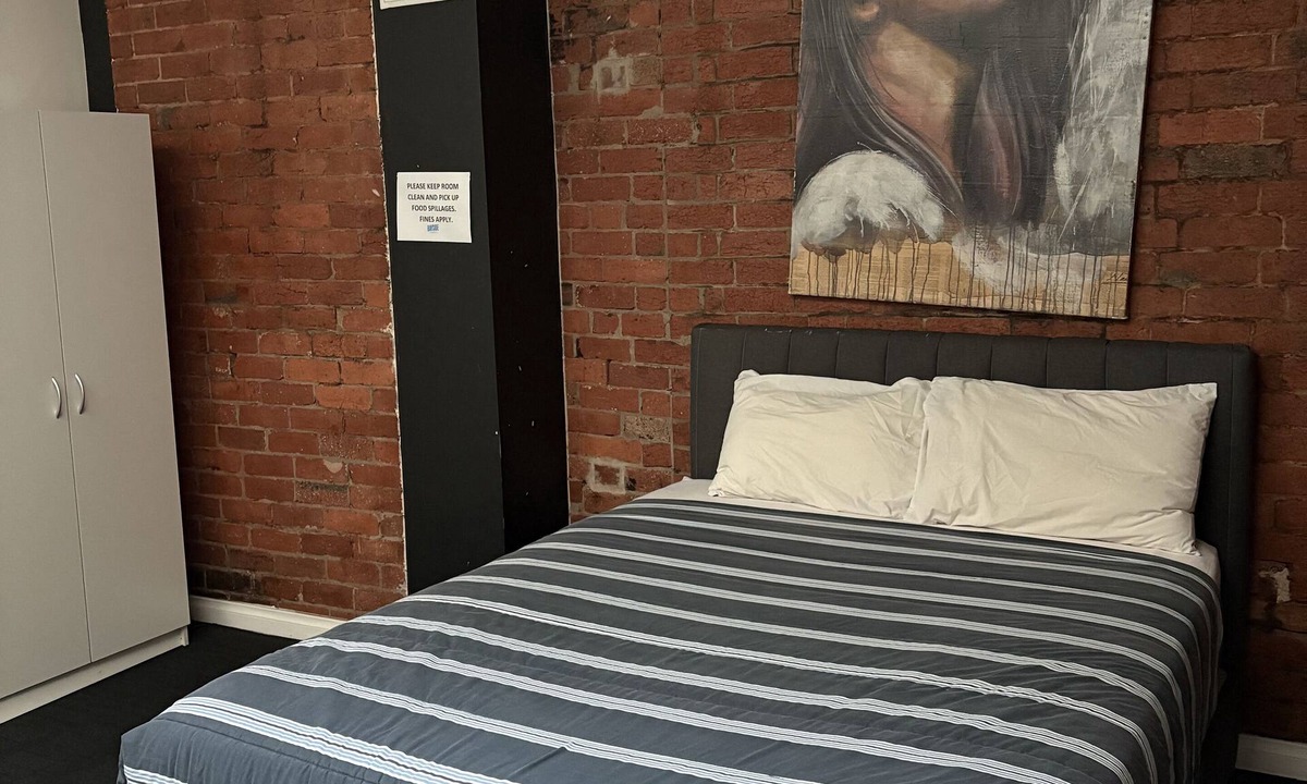 St Kilda Hotel | Private Rooms Available - NO BILLS or BOND required