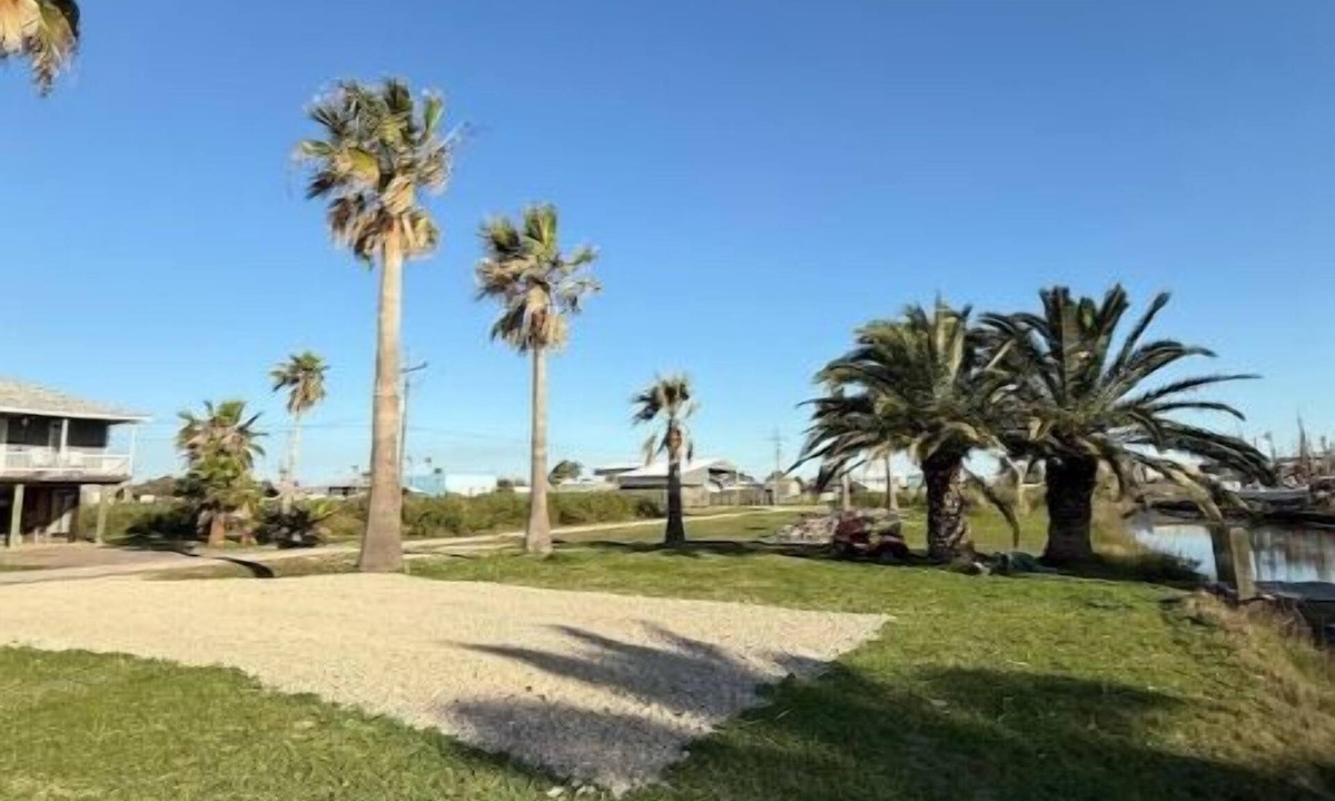 Crystal Beach RV Rental | Private RV Pad w/fishing access close to beach!