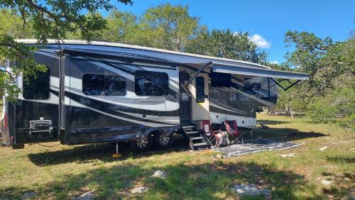 Boerne House | Private RV Retreat in Hill Country King Bed