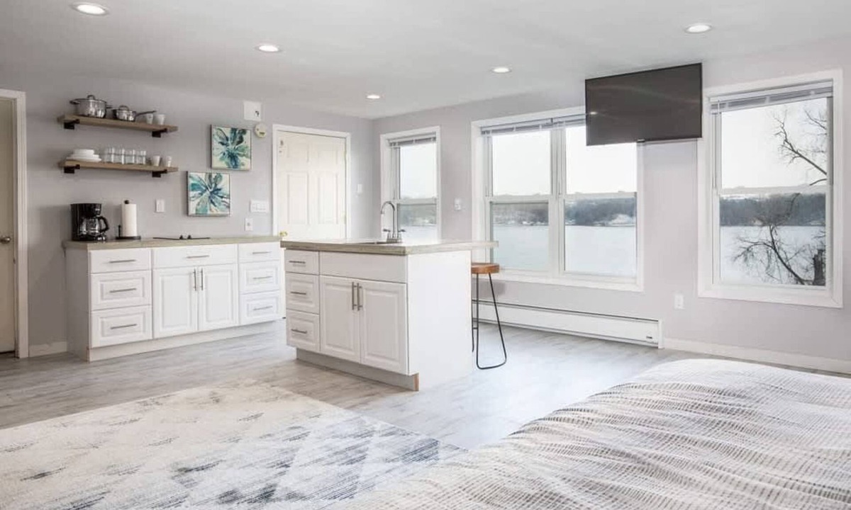 East Irondequoit Apartment | Private sancutary on Irondequoit bay