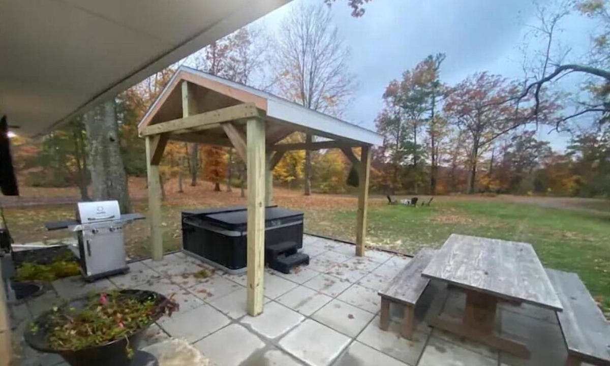 Saugerties House | Private/Secluded 4 Bdrm with HotTub & Steam Shower