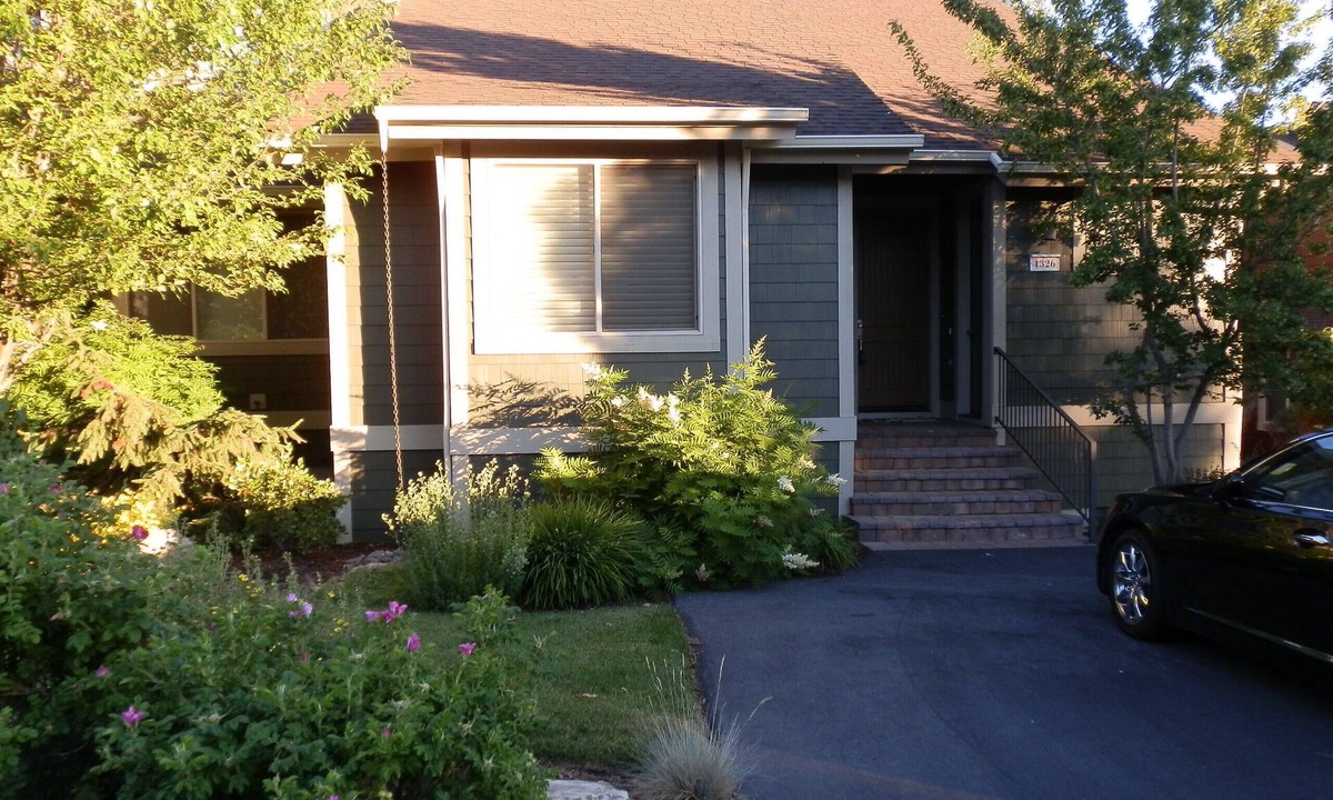 Redmond House | Private, serene, & supremely comfortable…and dog friendly too!
