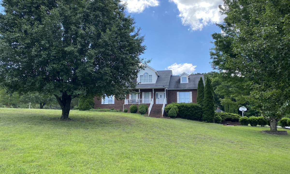 South Pittsburg House | Private Setting Perfect for Large Groups