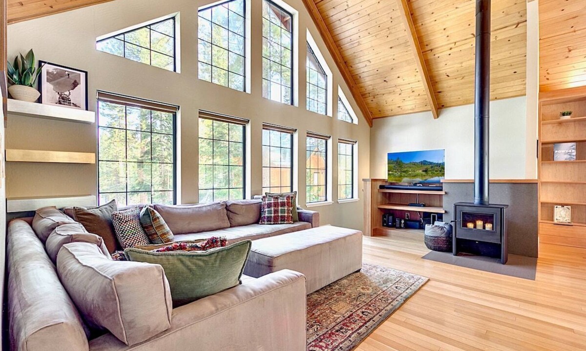 Kings Beach Ski Chalet | Private Ski, Lake & Golf Chalet! Walk to Lake