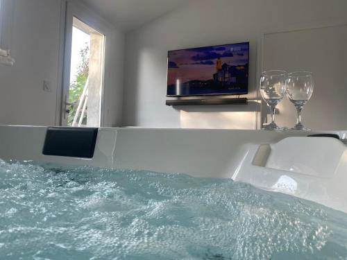 Pontorson House | Private Spa and Garden 10 min from Mont St-Michel