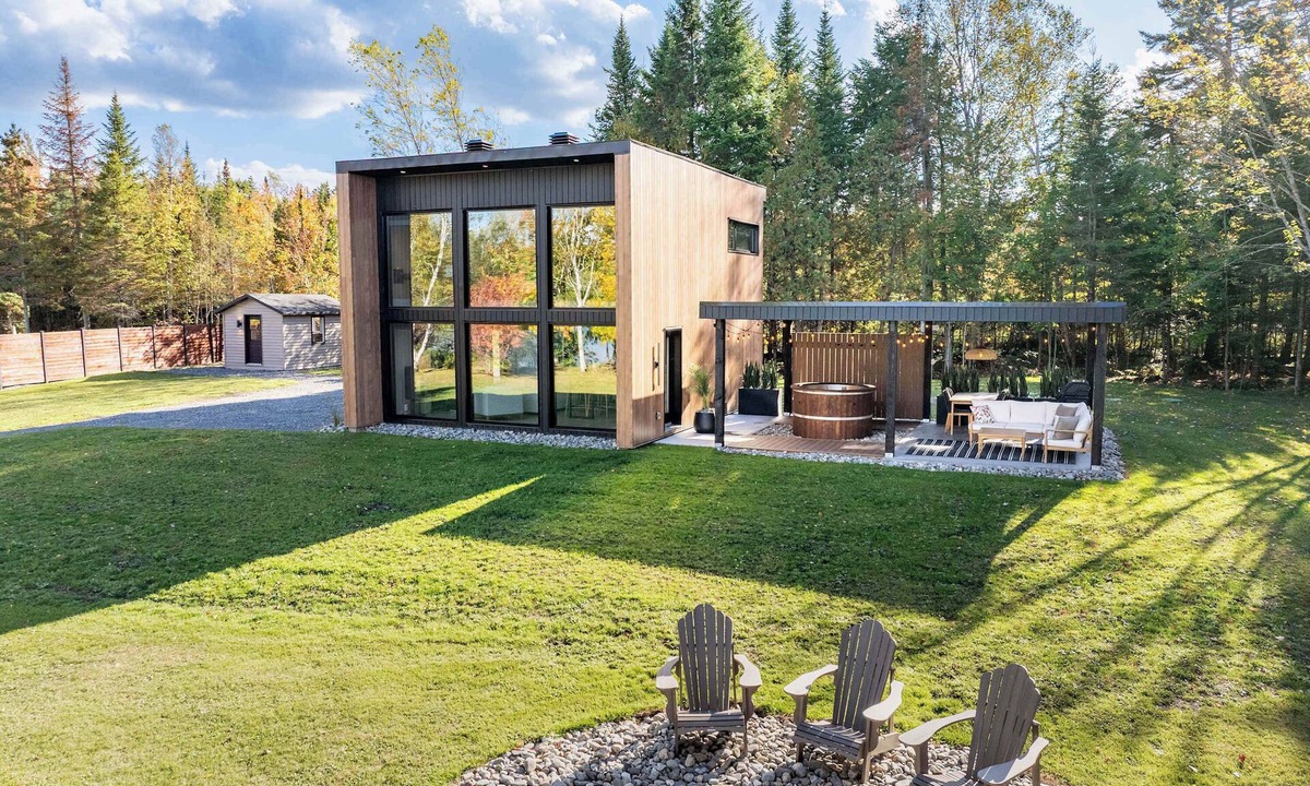 Lambton Ski Chalet | Private Spa & Direct Lake Access | Le Maka