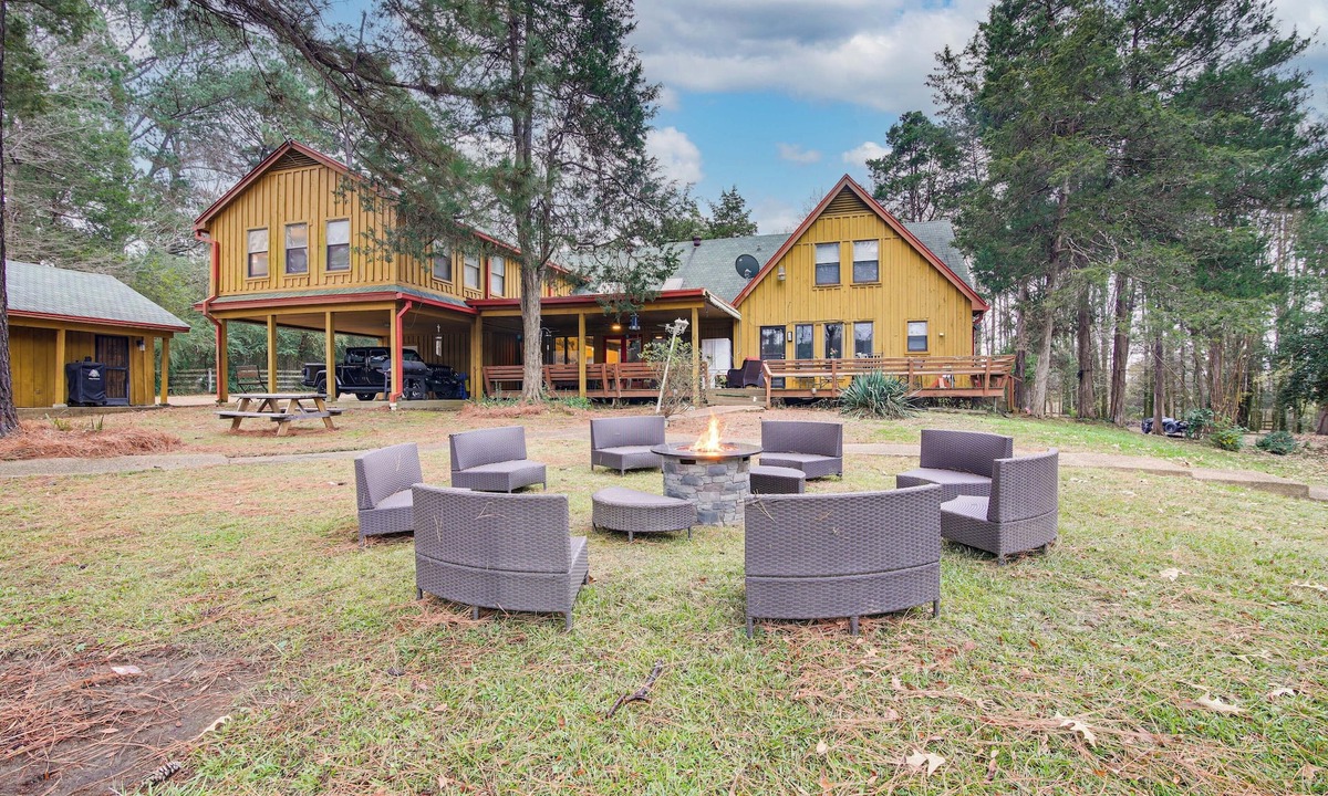 Ellendale House | Private & Spacious Lakefront Home in Memphis!