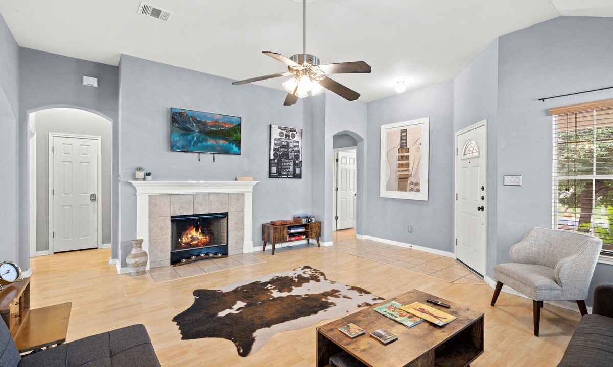 Austin House | Private, Spacious, & Perfect for Groups/Families! Convenient Location & Parking