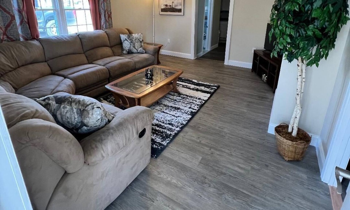 St. James House | Private stay, sleeps 6, w/large yard, back deck, near Hwy 44, Rolla, St. James,