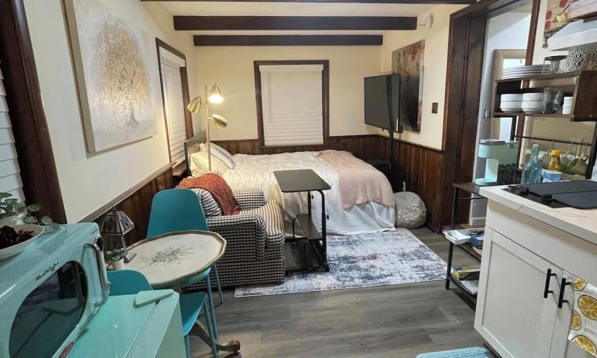 Arlington Apartment | Private studio apartment with kitchen+laundry+fenced yard in Arlington