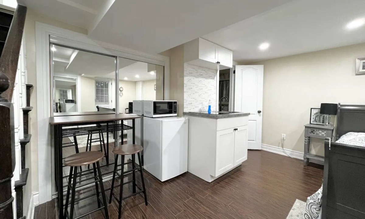 Rockcliffe - Smythe Apartment | Private Studio Apt 1 Bed 1 Bath w. Kitchen & Sep entrance