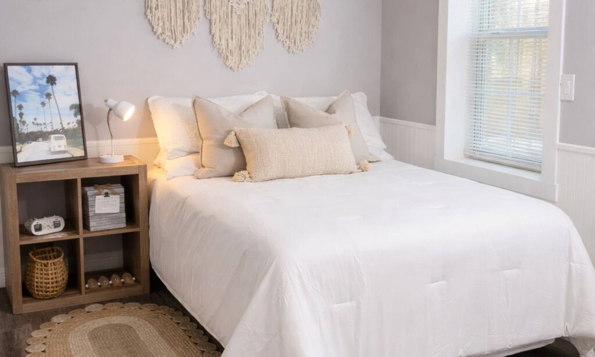Bearss Plaza Apartment | Private Studio Central Tampa Near Downtown & Zoo Kitchen Free Parking