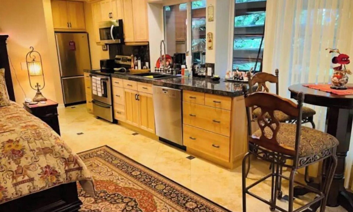 Mercer Island Apartment | Private studio, gated house, Seattle-Bellevue.