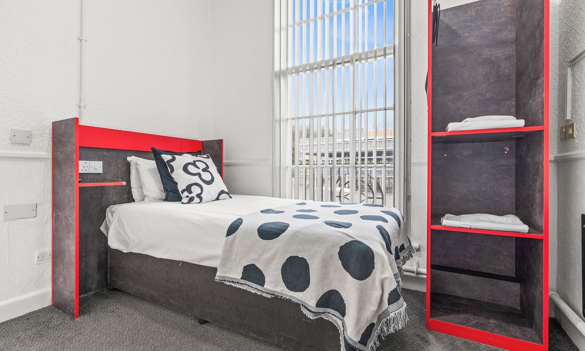 Dudley Apartment | Private Studio in Dudley WIFI Parking Kitchen & Bathroom Sleeps 1