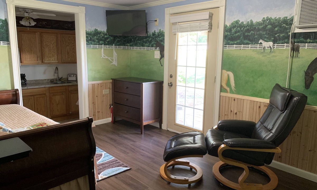 Lufkin Apartment | Private studio located on beautiful horse property