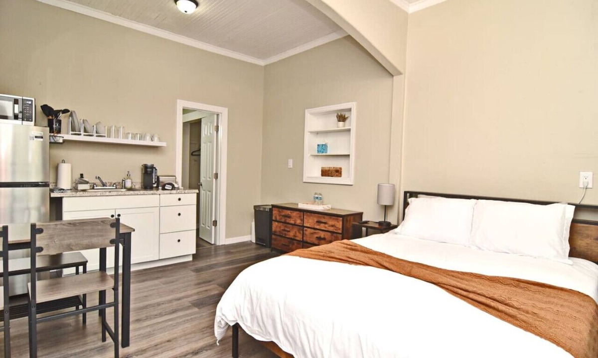 Winter Garden Apartment | Private Studio on the Bike Trail