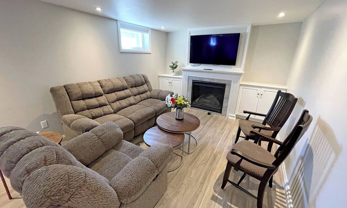 Guelph House | Private Suite, Patio & Yard. Walk to University of Guelph.