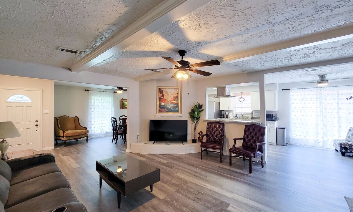 Meadows Place House | Private Swimming Pool ! 20 Mins to Downtown/MDC !