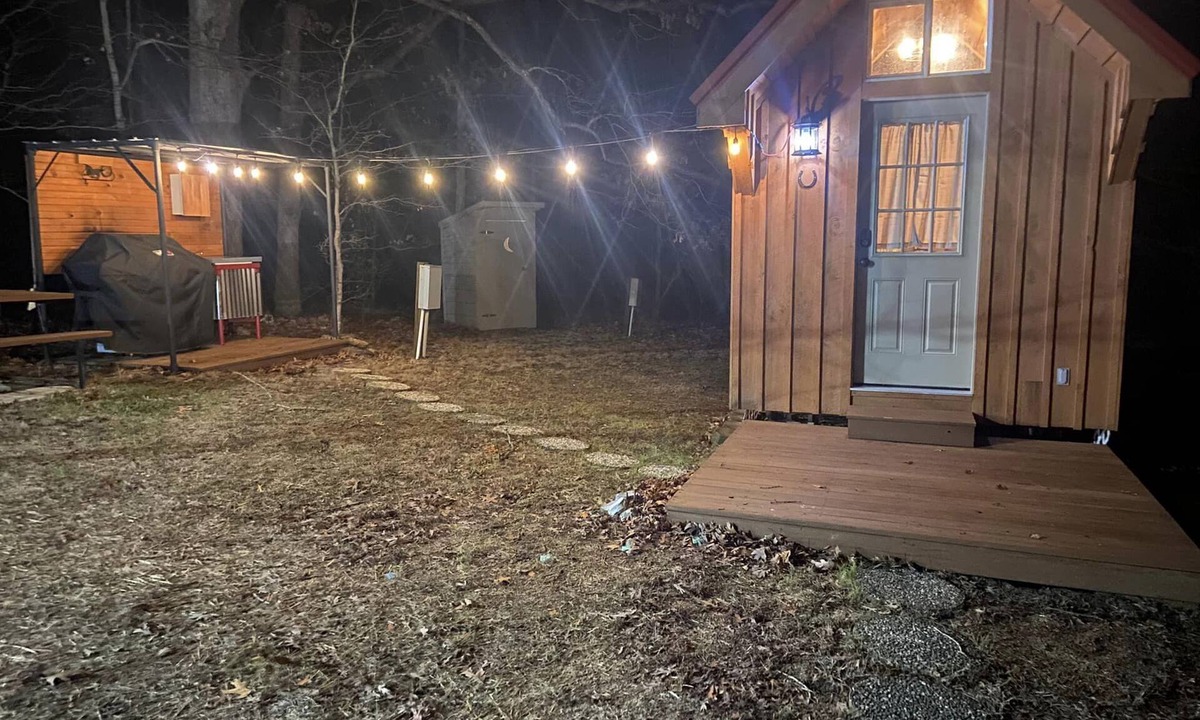 French Lick Cabin | Private TINY CABIN! Full Bath - Queen Bed - 5 STAR Clean! By Patoka Lake!