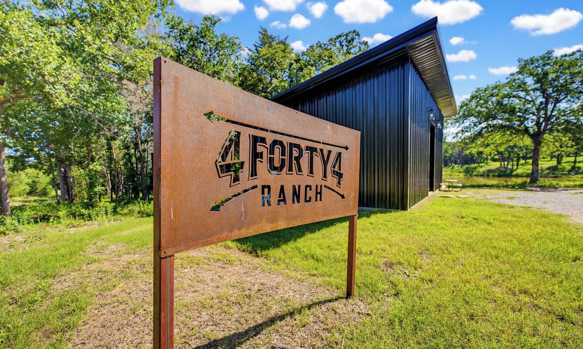 Alvord RV Rental | Private Treehouse Retreat | Sleeps 8 + Pickleball