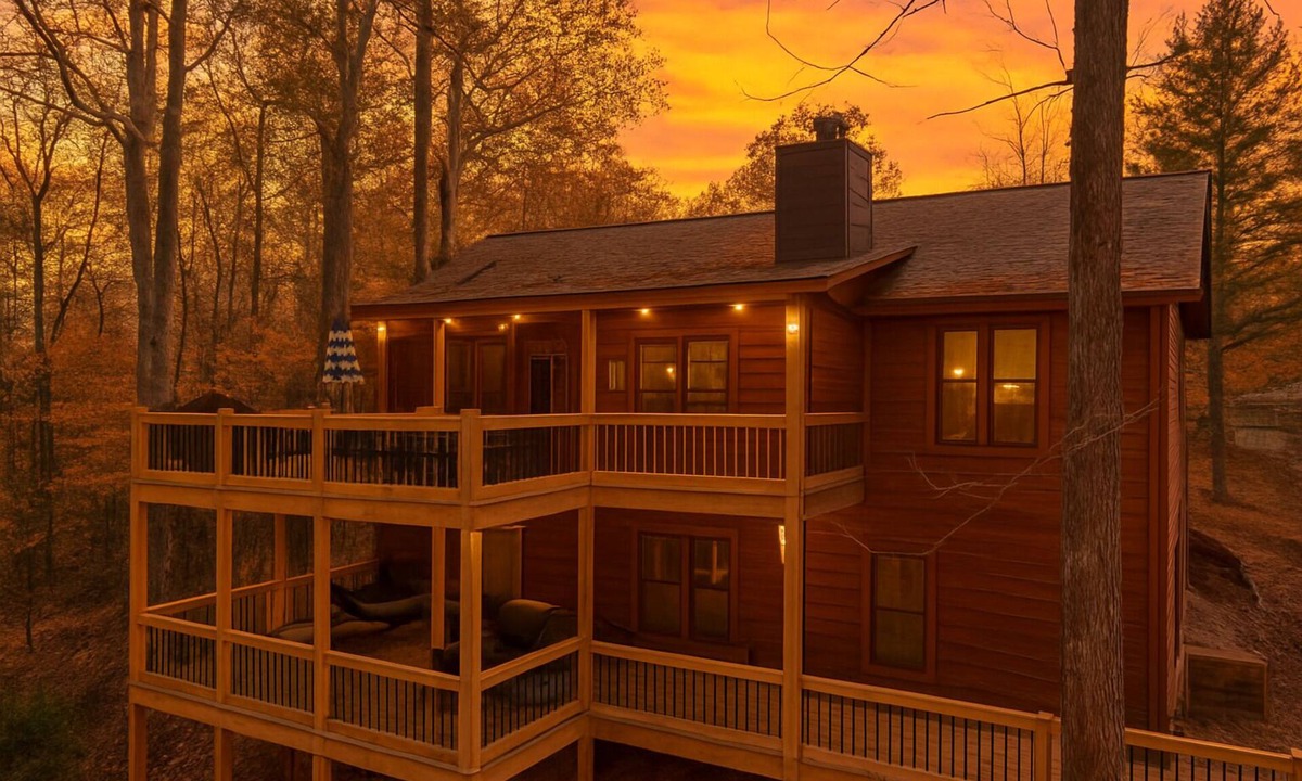 Eagle Mountain House | Private Views/Decks/1 Mile from Gate/8 Mins to Wineries/Hot Tub