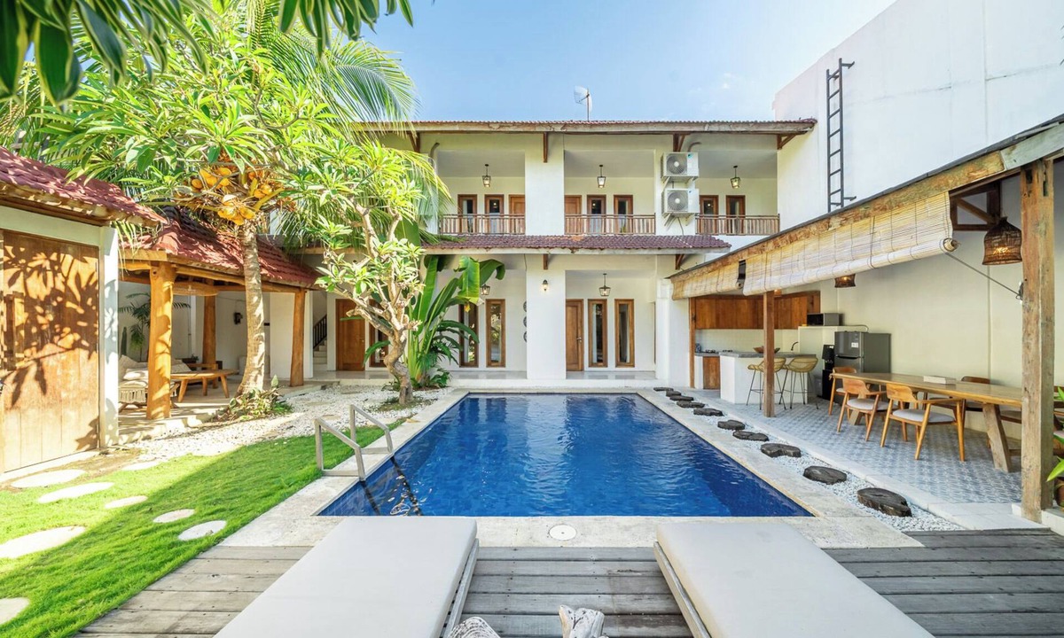 Downtown Kuta Villa | Private Villa 4-Bedroom with swimming pools in central legian