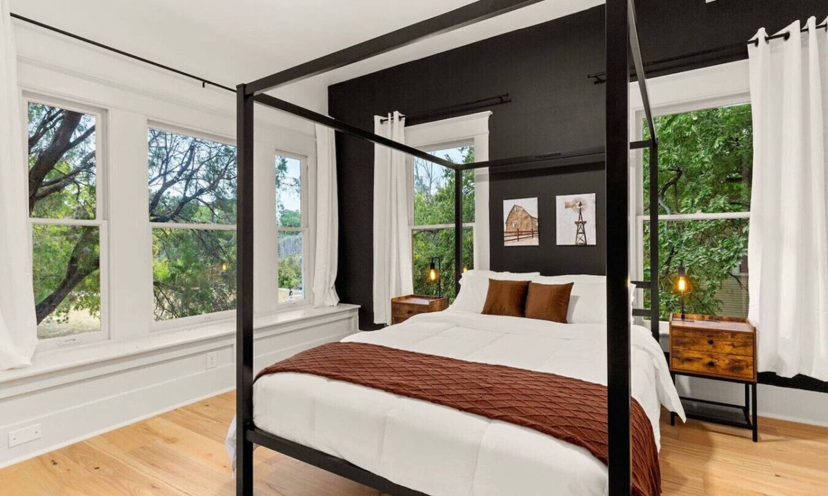 Midtown Villa | Private Villa · Theater · Game Room · BBQ · Relax