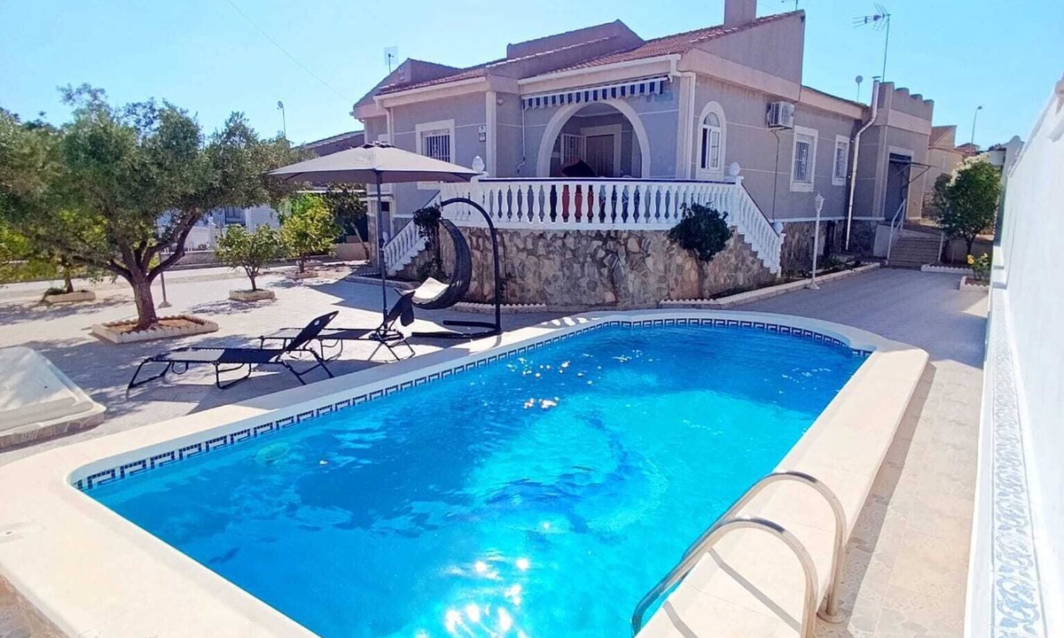 La Siesta Ski Chalet | Private Villa with Swimming pool in Torrevieja, AC &WIFI