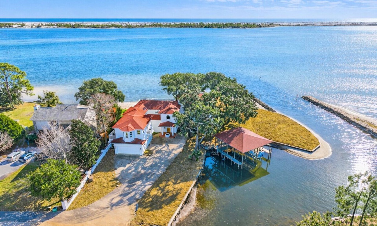 Mary Esther House | Private Water Access | Heated Pool | Kayaks