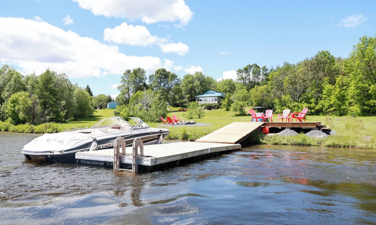 Lac du Bonnet Cabin | Private Waterfront Cabin with Hot Tub & Swim/Boat Dock