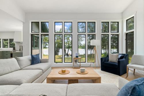 Lyndhurst House | Private waterfront nature escape