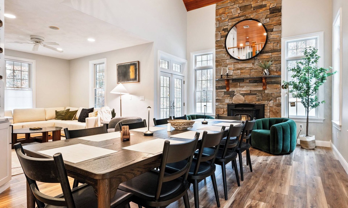 Bartlett House | Private White Mountain Estate - Hot Tub - Chef Kitchen - Game Room - Sleeps 12