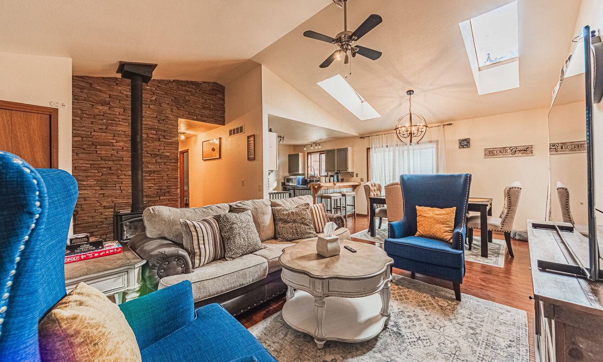 Woodland Park Cabin | Private Wi-Fi>HotTub>Fenced Yard>Cozy Retreat